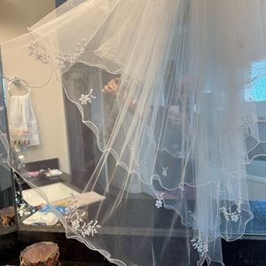 Wedding white veil with beautiful detailing, rhinestone.